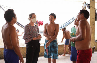 Abrigos de venezuelanos recebem visita da secretária da Semcaspi